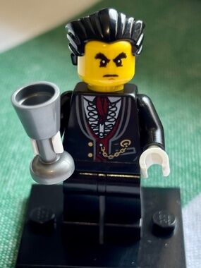LEGO Holiday & Event Halloween "VAMPIRE" hol095 with stand & accessories.